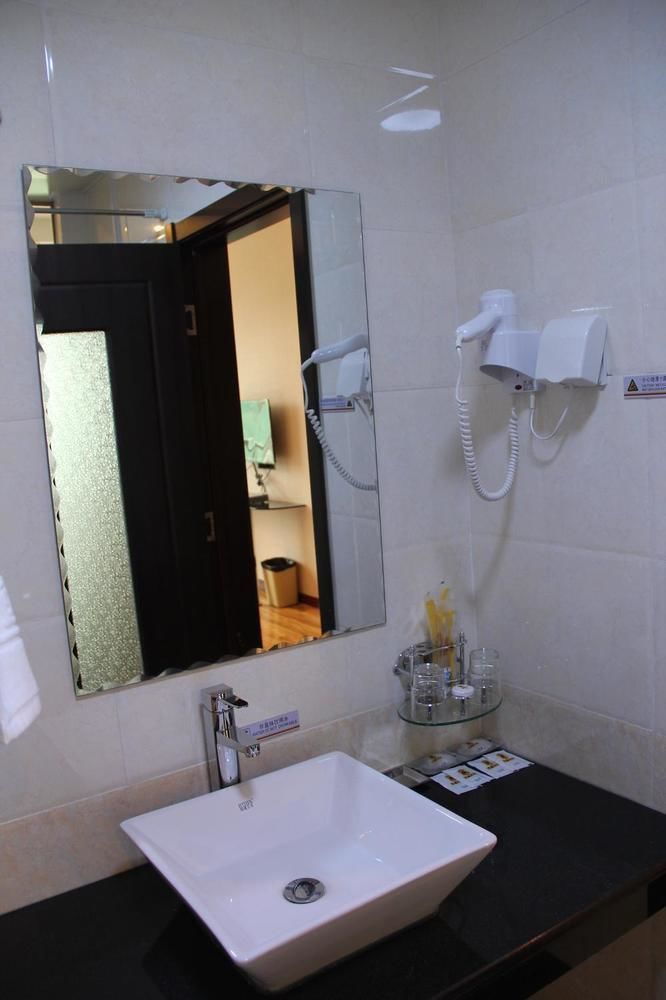 Super 8 Hotel จี่หนาน ภายนอก รูปภาพ