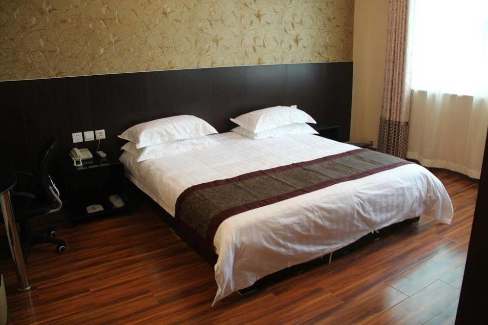Super 8 Hotel จี่หนาน ภายนอก รูปภาพ